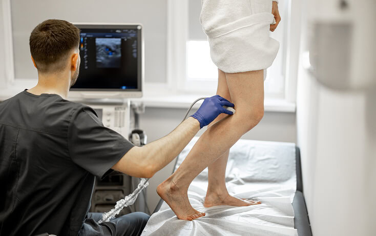 A Boca Raton vein treatment specialist performs a leg ultrasound for varicose veins.